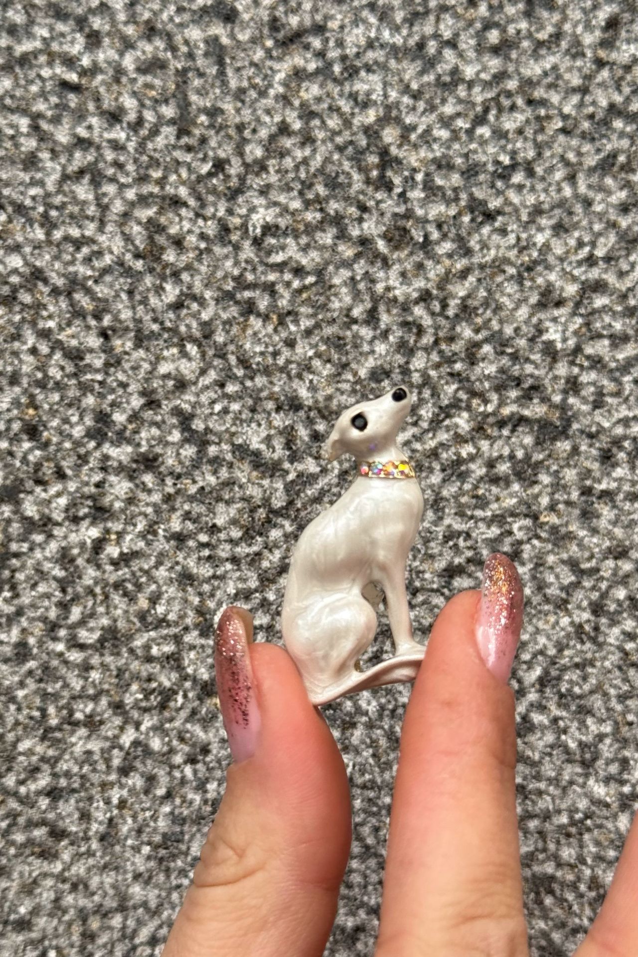 Beyaz Köpek Broş