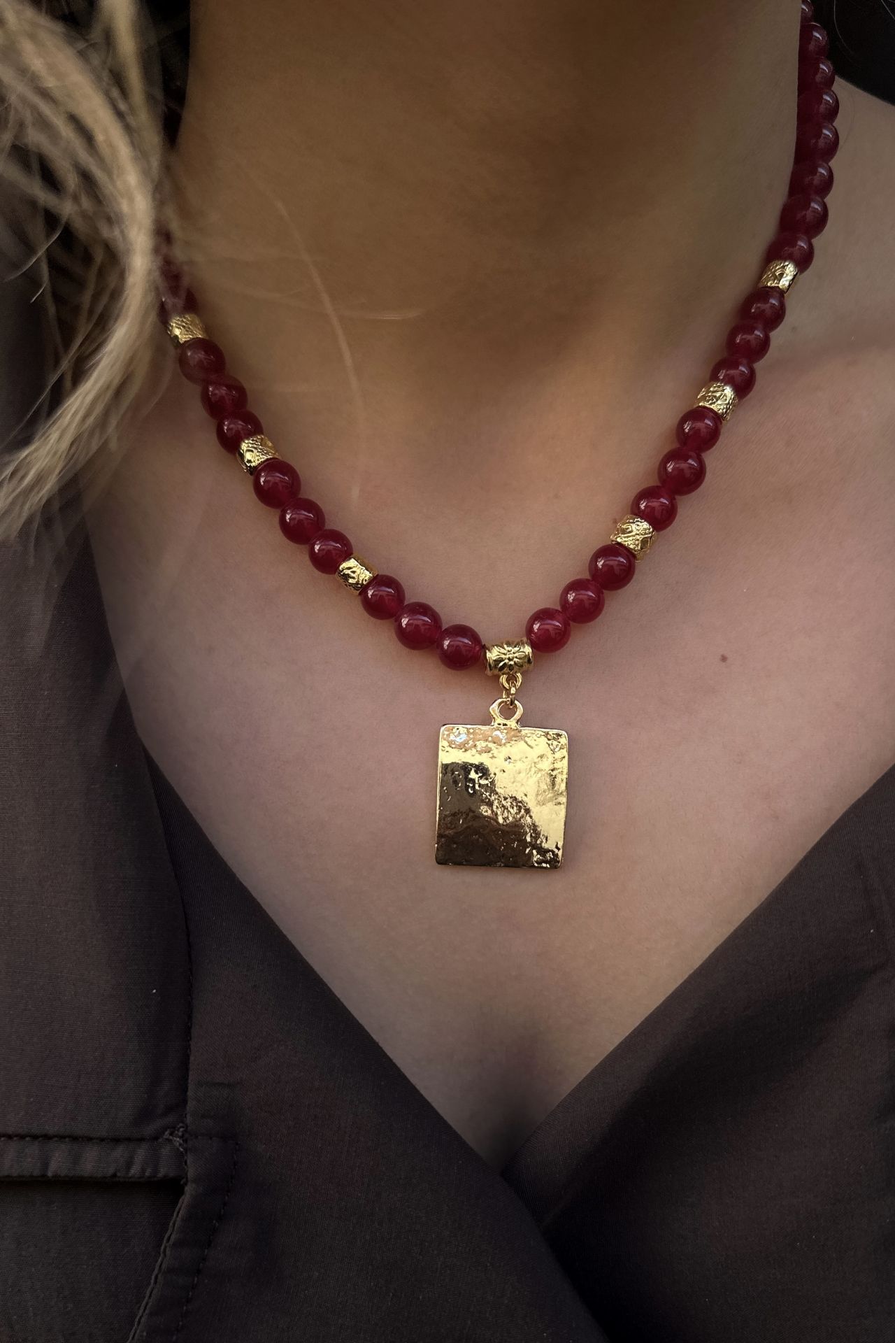 Bordo Gold Plakalı kolye