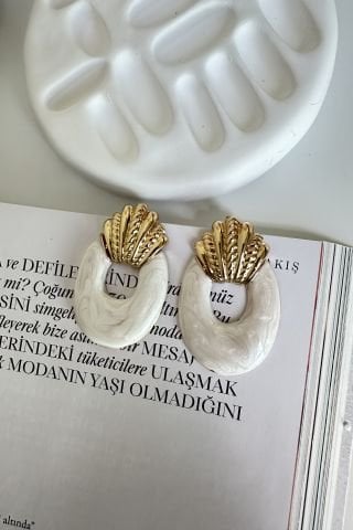 Büyük Gold Detaylı Beyaz Sedefli Küpe