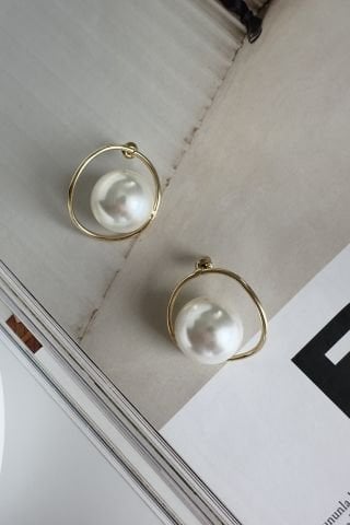 Gold Halka İçinde İnci Detaylı Küpe